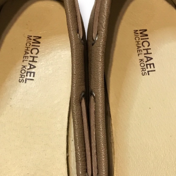 MICHAEL KORS CREAMY TAUPE LOAFERS. - Picture 5 of 8